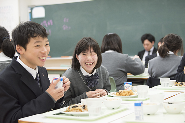 千葉明徳_待ちに待った、給食の時間！