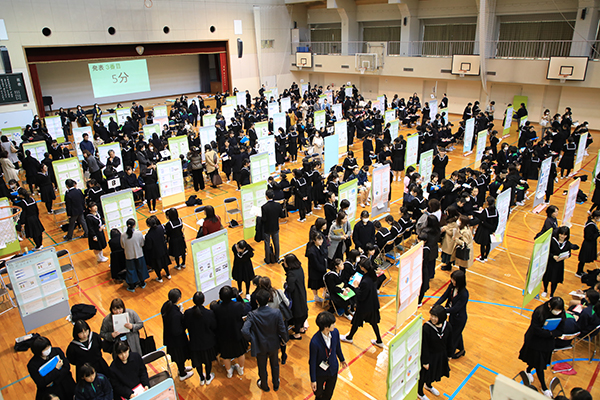 富士見_中学全員が体育館で卒研の発表をきく光景は壮観