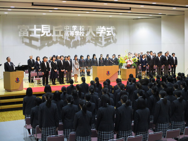 富士見丘_2020年に創立80周年を迎える女子伝統校です。写真は今年度の入学式の様子。