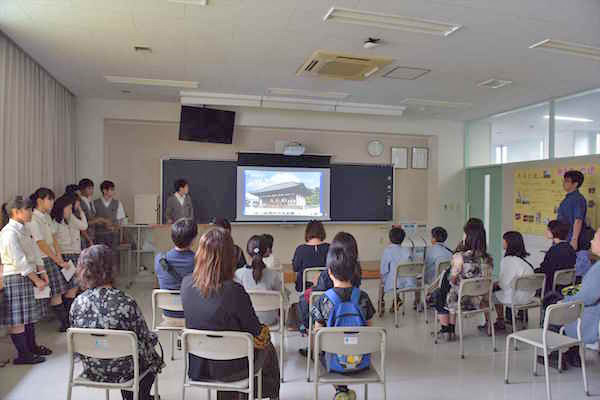 八王子学園八王子_文化祭。生徒一人ひとりが来場者と向き合う