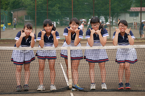 自修館_女子テニス部の合宿で、元気な部員のみなさん