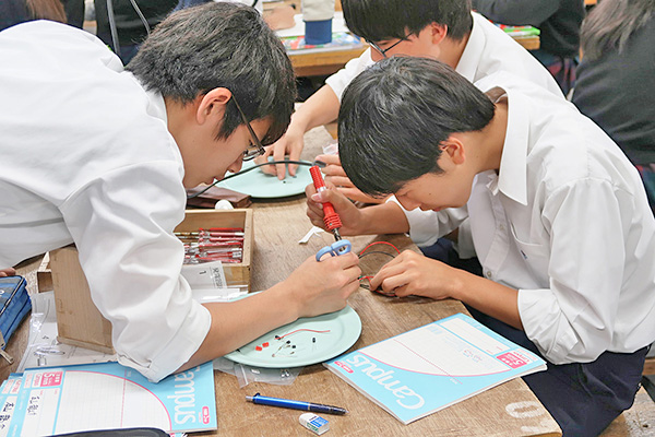 関東学院_互いに協力し合いながら作業を進めます。