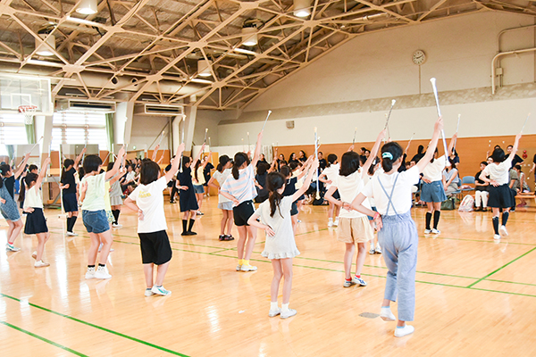 共立女子_オープンキャンパスで、バトン部の部活動体験