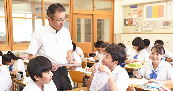 武蔵野東_生徒同士で、それぞれに意見交換を行っている