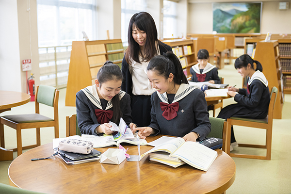 聖徳大附属女子_「探究学習」の様子