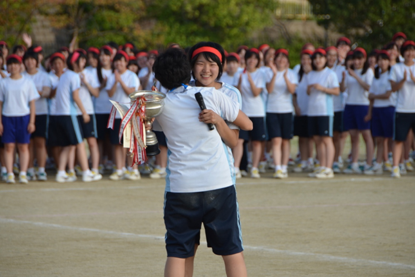 聖徳大附属女子_リーダー同士が固く抱き合った瞬間