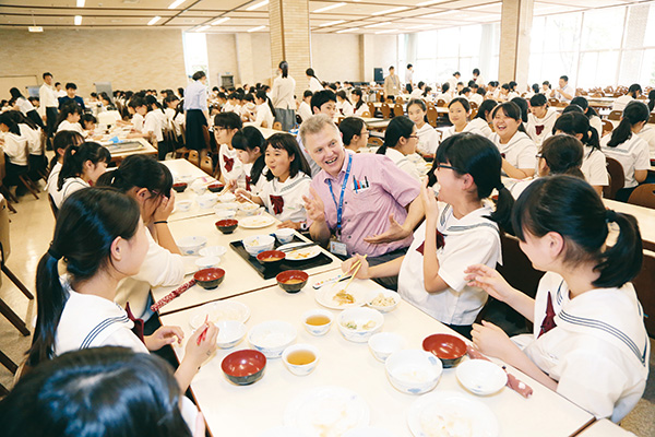 聖徳大附属女子_同校は月曜日から土曜日まで完全給食制。伝統の「会食」では、ネイティブの先生も一緒に