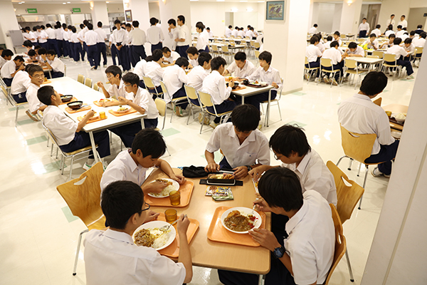 世田谷学園_食堂は、全学年が利用できる