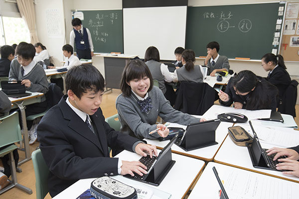 千葉明徳_道徳の授業で。活発に意見が飛び交う