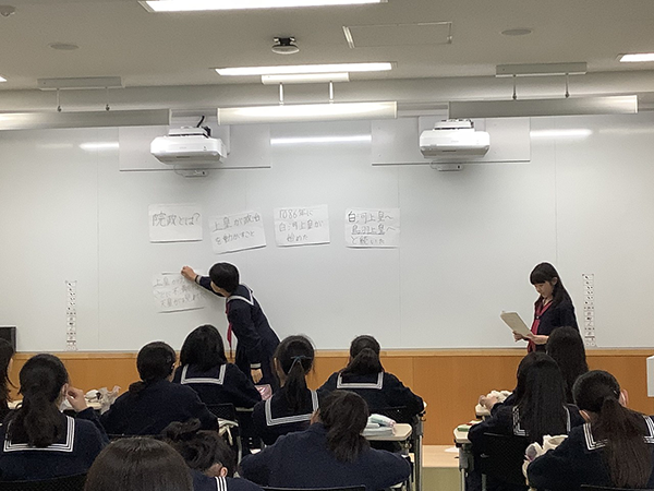 女子聖学院_KP法を使ってプレゼンをする生徒