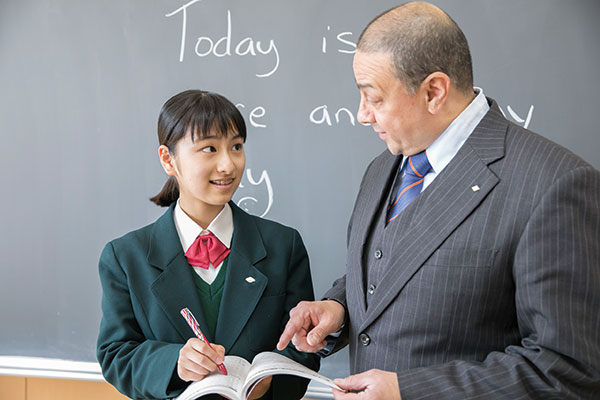 国府台女子_毎日の英語の授業のほか、英会話の特訓講習や希望者対象の海外研修も整備されています。