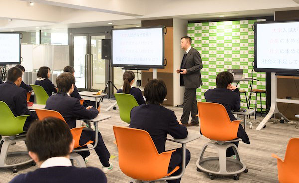 聖徳学園_品田先生は授業の中で「DNAの旅」という動画を紹介。生徒たちと人種問題について考えました。