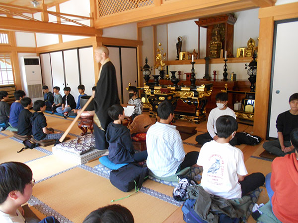 自修館_２年生の行事「大山宿坊体験」にて