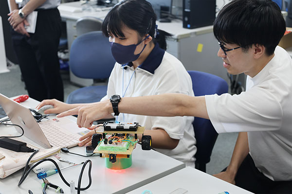 女子聖学院_今年度から、芝浦工業大学と高大連携協定を締結。「サマーインターンシップ」でロボット研究をする生徒の様子