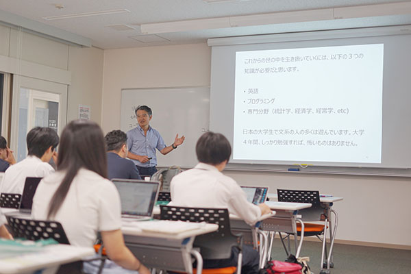 女子聖学院_７月末、女子聖学院と聖学院の生徒を対象に、武蔵大学の教授による「情報」の授業が行われた