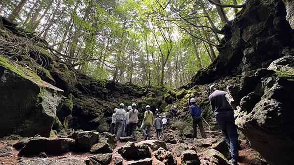 国学院久我山_富士山麓で行われた2024年の「理科巡検」の様子