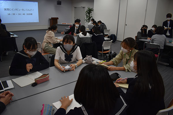 佼成女子_学校内外で高大連携の多彩な講座が行われています