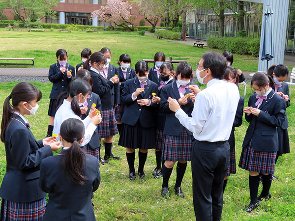 共立女子第二_キャンパス内での「野外観察」は、同校ならではの風景だ