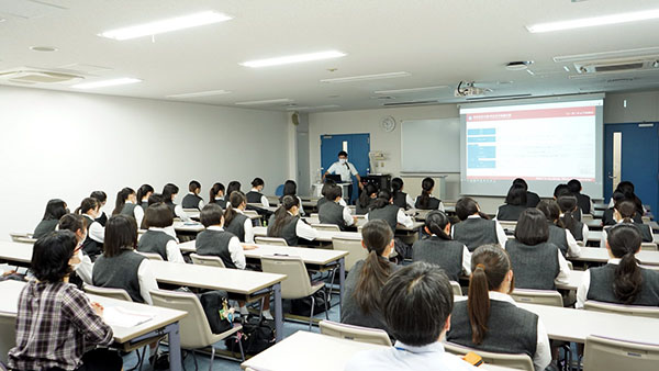 共立女子第二_高大連携では、生徒が大学する機会も多い