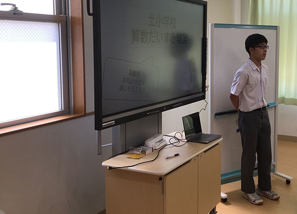 芝工柏_土小学校での様子。小学生たちが目を輝かせていました