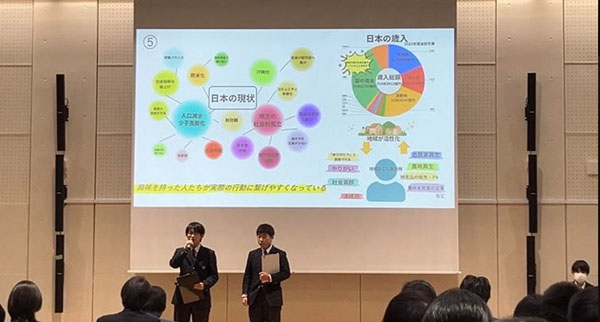 芝工柏_中学生の　Webコンテスト発表の様子。プレゼンの機会は多々用意されています