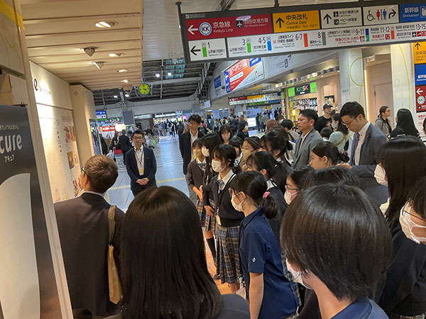 品川女子_品川駅見学の様子