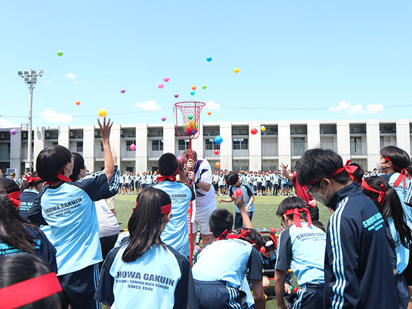 昭和学院_コースをまたいで盛り上がるスポーツ大会