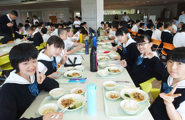 東海大菅生_中学生は、全員一緒にラウンジで給食をいただく