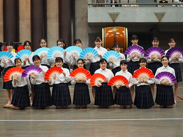 東京家政学院_体育祭では毎年、高３が「荒城の月」を披露する。後列左から３人目が佐藤さん