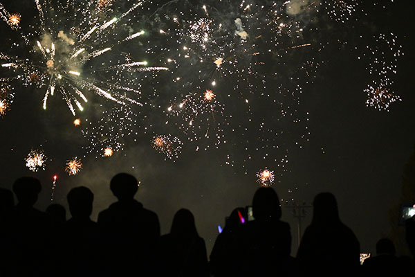 武蔵野大学_後夜祭では、盛大に100発以上の花火が打ち上げられた