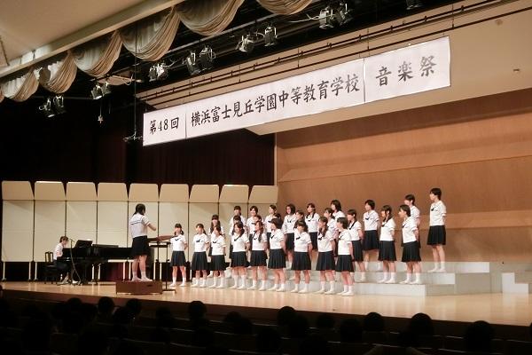 大講堂で行われる音楽祭。クラスが一致団結して日頃の練習の成果を競います。